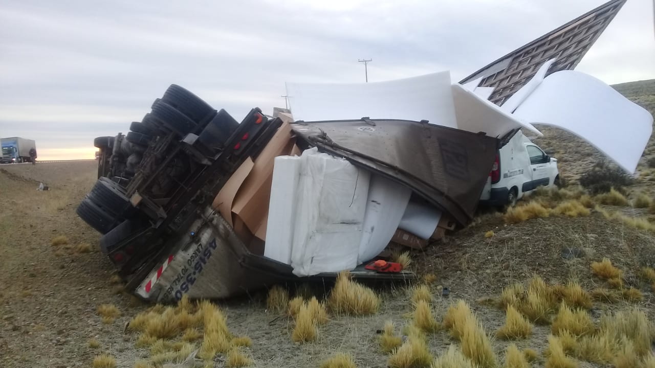Vuelco de camión sobre Ruta Nacional Nº 3 en cercanías de Monte León