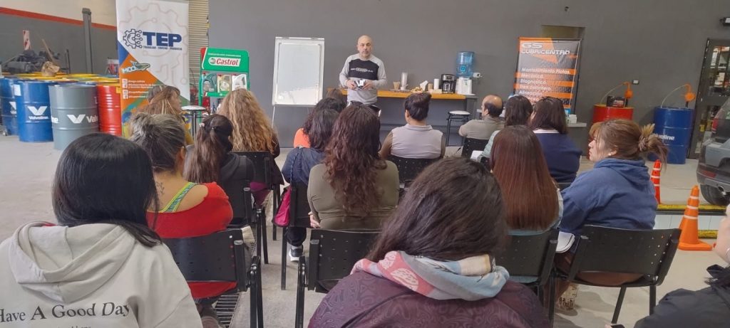 Exitosa jornada de mecánica básica para mujeres