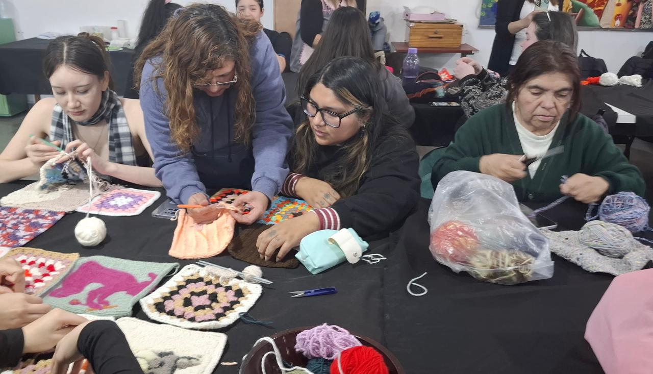 Encuentro de tejedoras en el Centro Integral de la Mujer y la Familia
