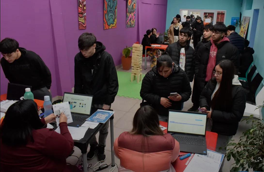 Río Gallegos: 300 jóvenes se inscribieron este lunes al programa Mi Primera Licencia, impulsada por el Municipio.