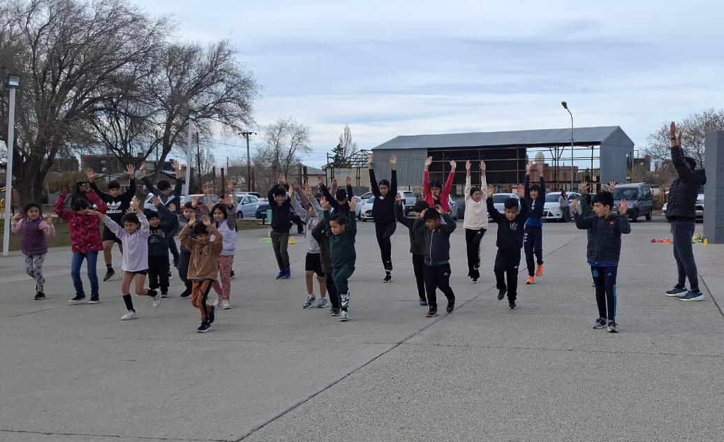 Mini taller de atletismo para los más pequeños en la plaza Malvinas Argentinas