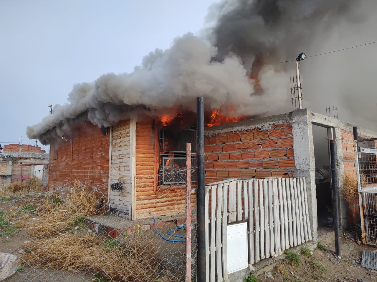 Joven de 19 años resultó con quemaduras tras incendio accidental en vivienda