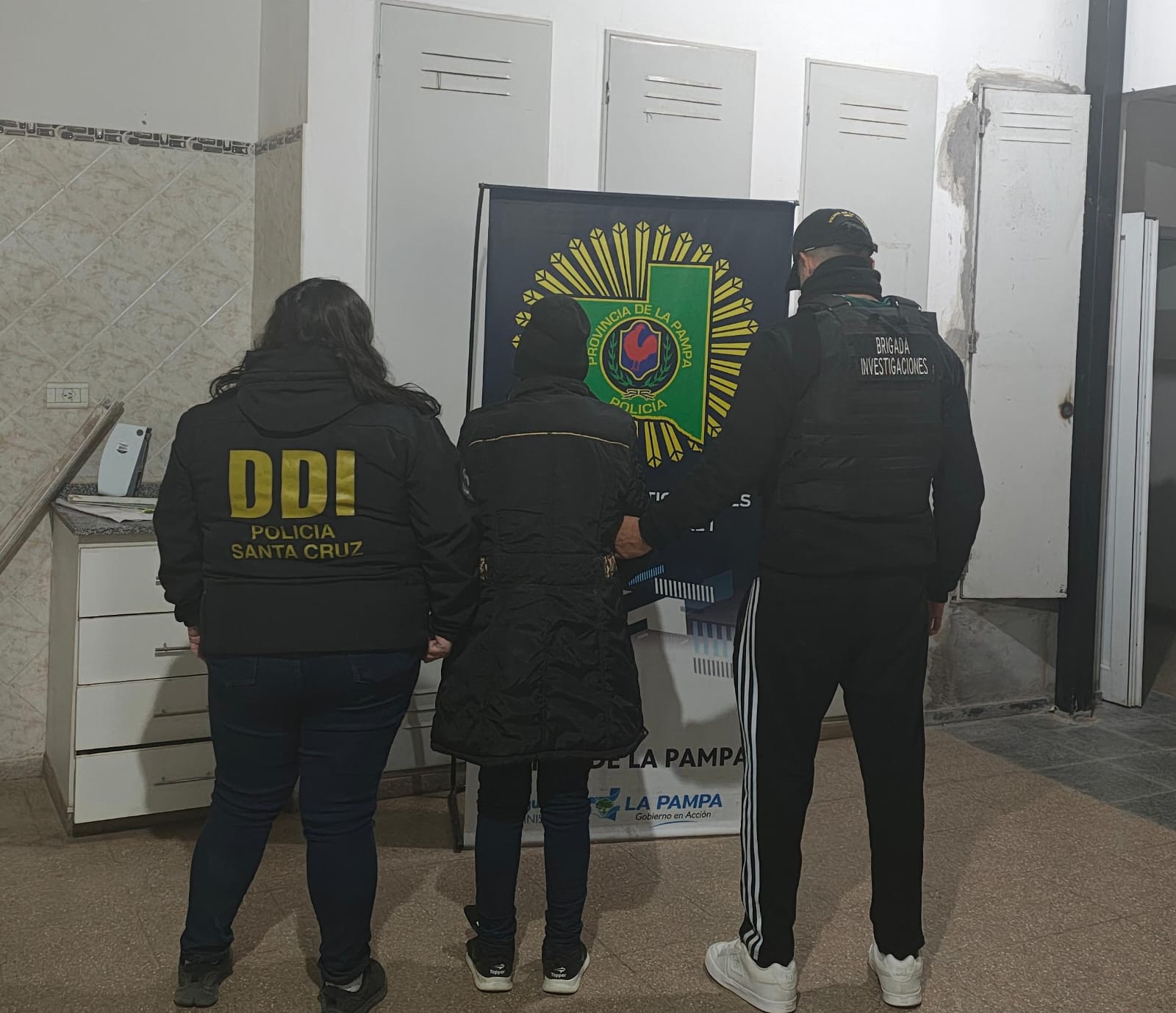 Regreso de comisión policial por traslado de detenida