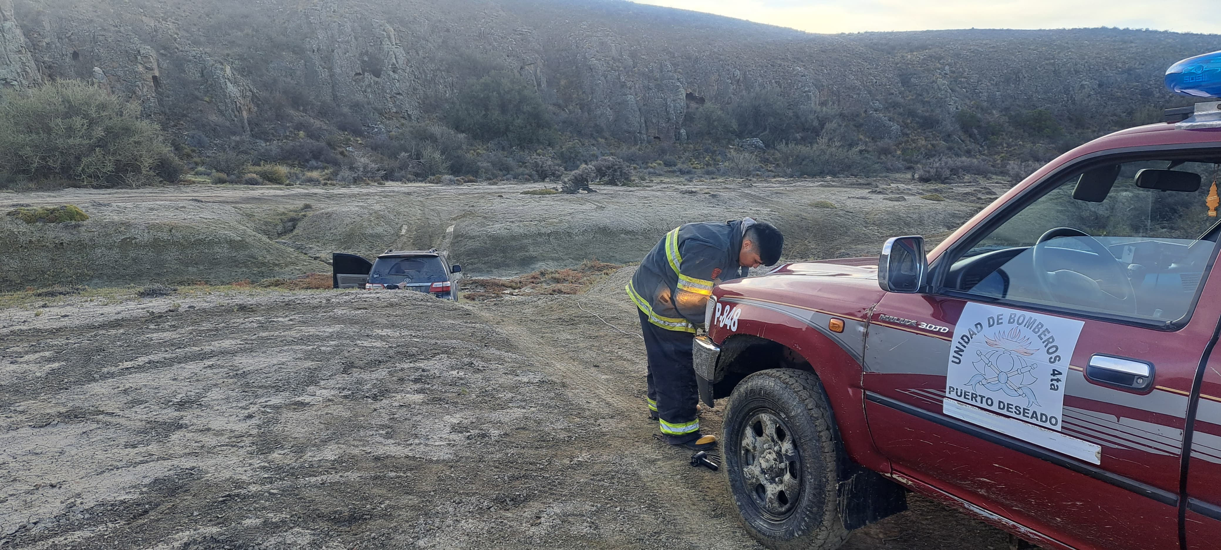 Rescatan vehículo atrapado en un zanjón en la zona del Cañadón del Puerto