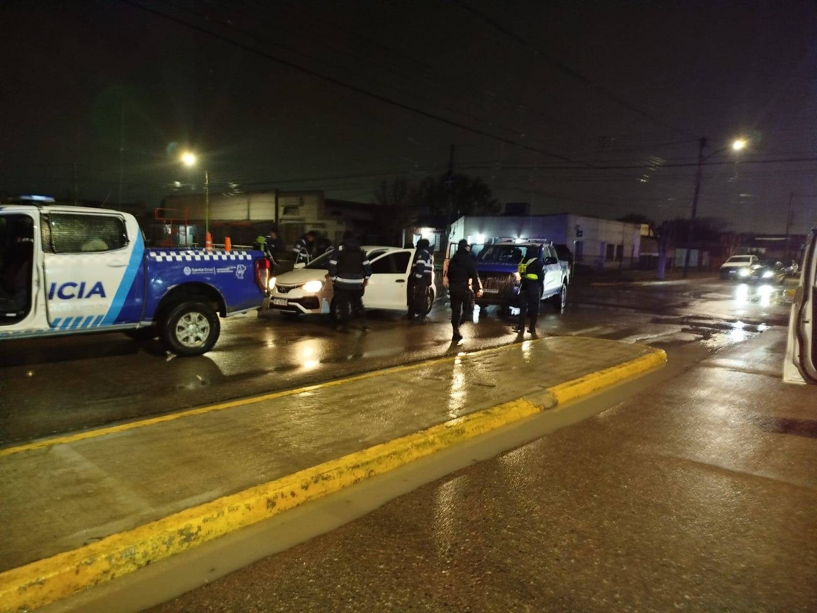 Intervención policial ante portación de arma de fuego frente a local nocturno