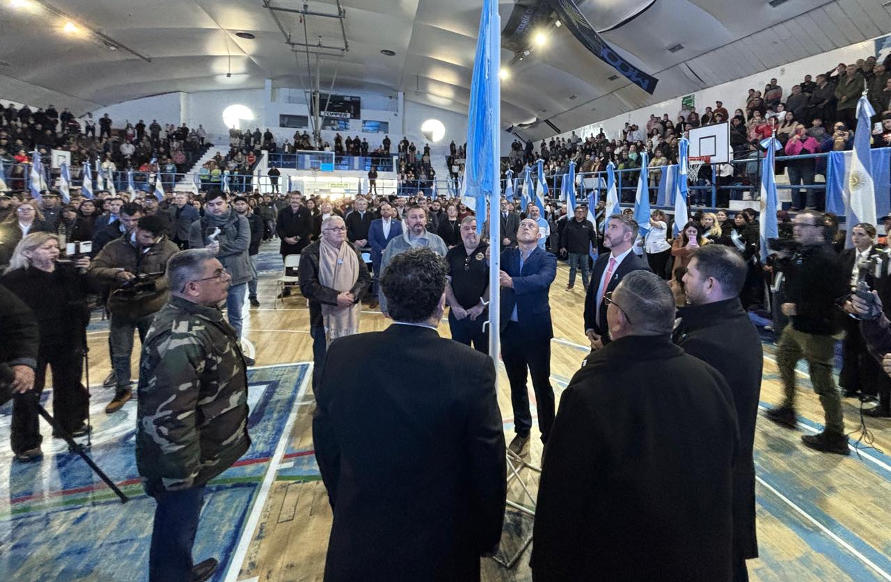 La Municipalidad de Caleta Olivia conmemoró el Día de la Independencia con un emotivo acto en el Complejo Deportivo Municipal