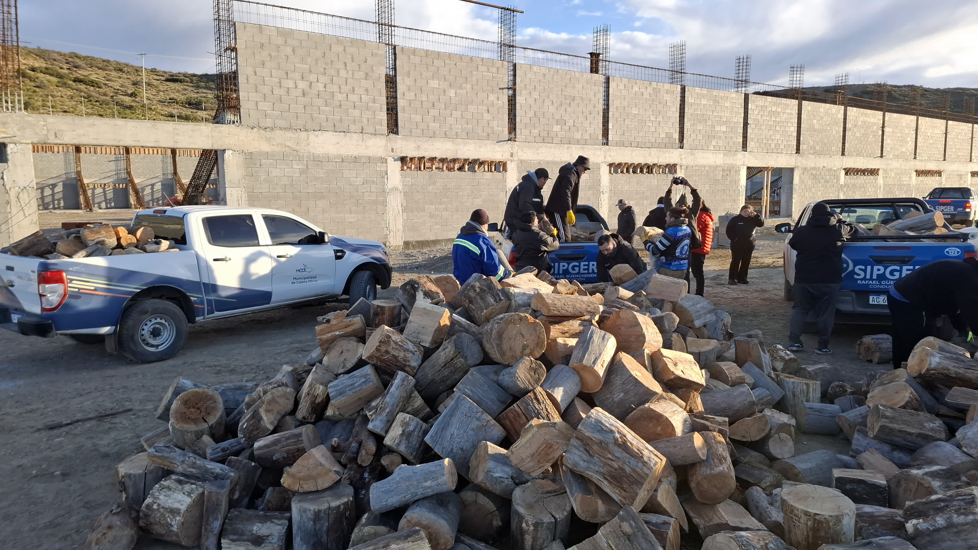 El municipio y el SIPGER concretan distribución de leña en distintos barrios
