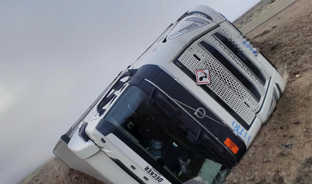 Vuelco de camión en Ruta Nacional N° 3 sin lesionados