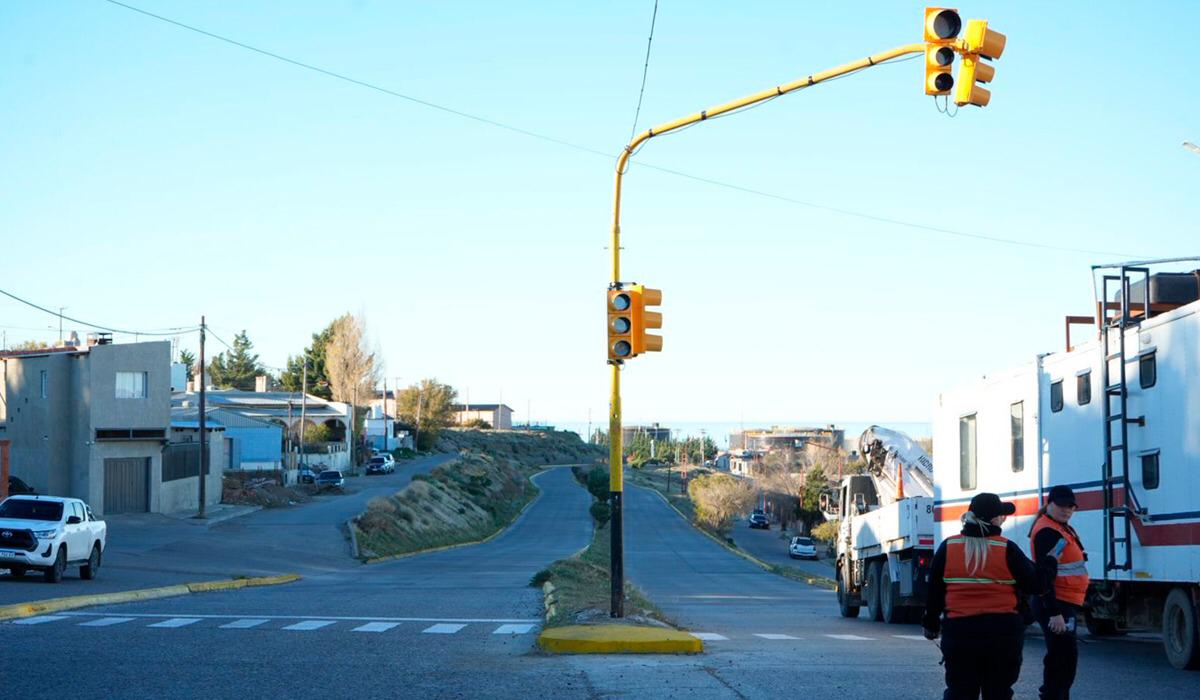 Inauguración del semáforo en Avenida República