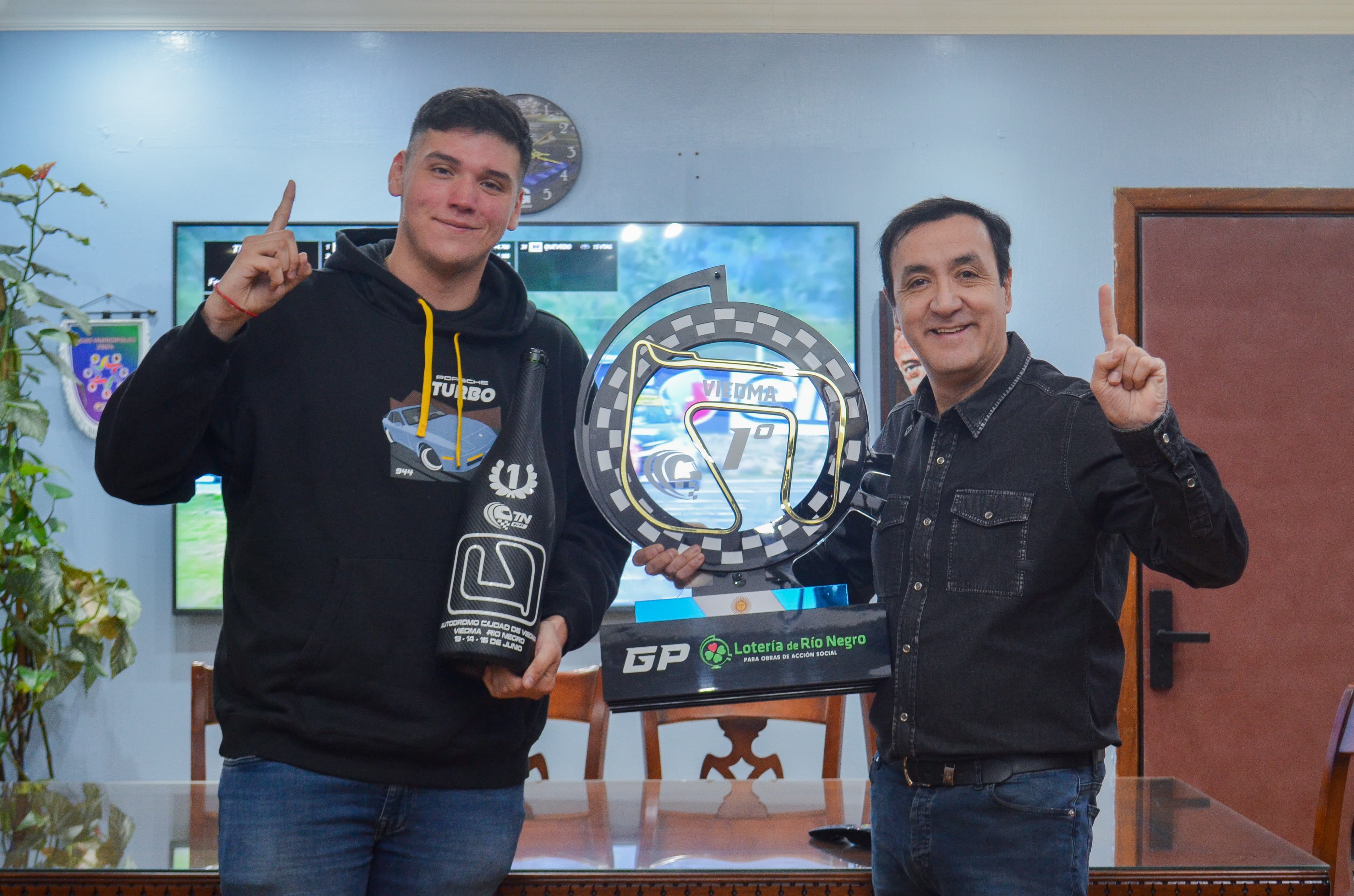 Pablo Grasso recibió a Thiago Martínez tras su histórica victoria en el Turismo Nacional