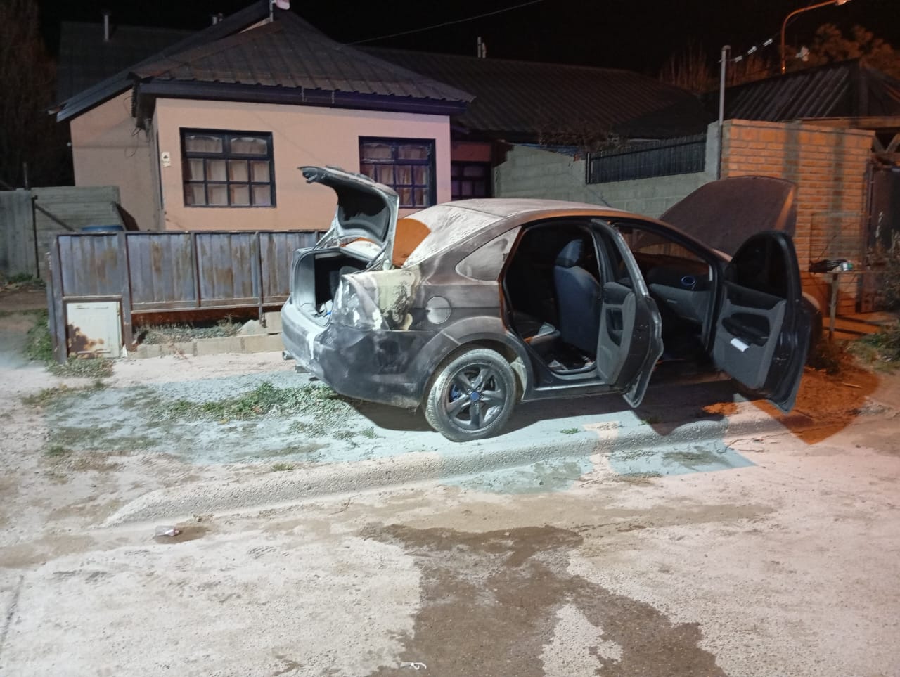 Se investiga principio de incendio sobre vehículo particular