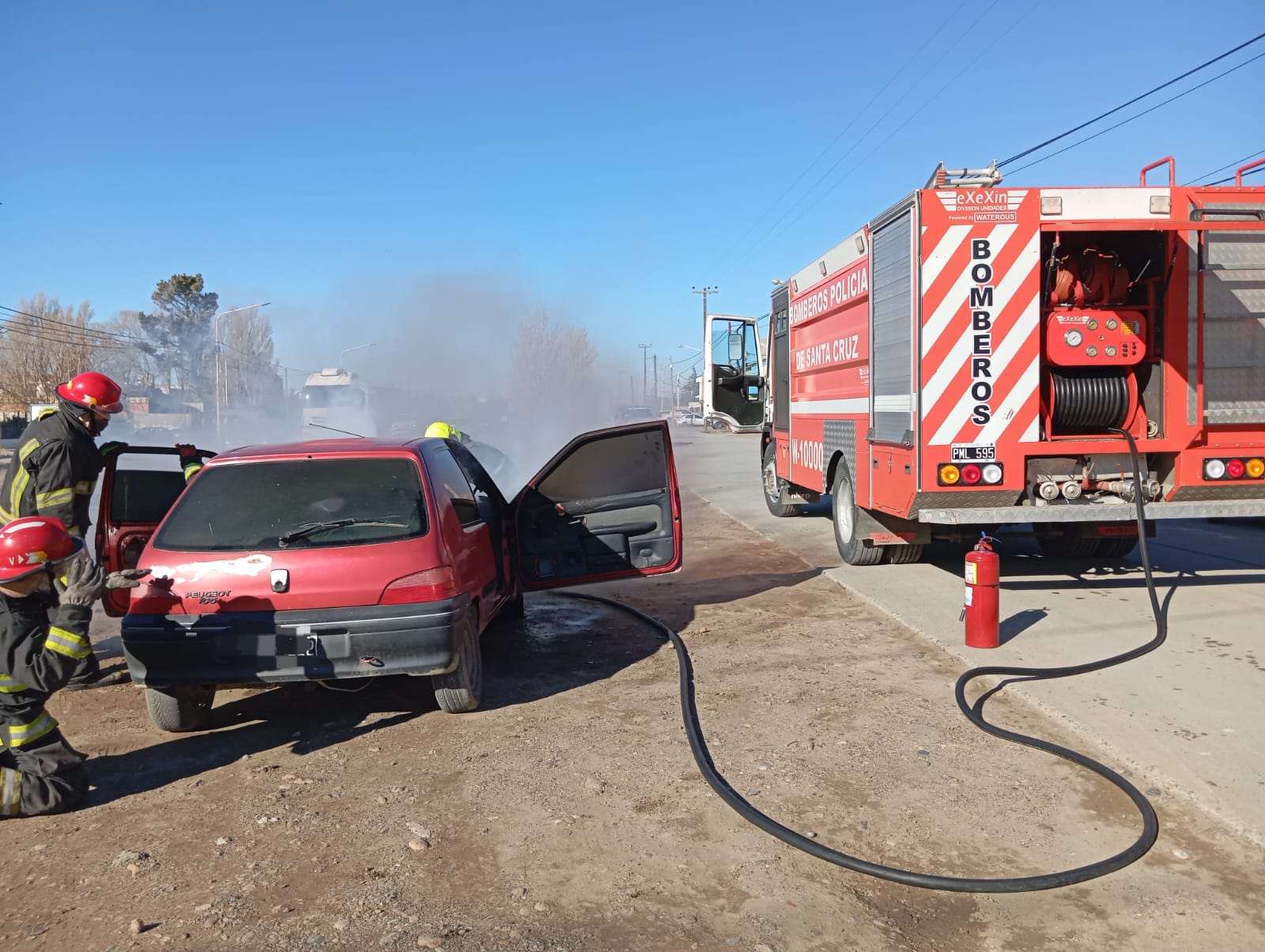 Incendio en vehículo en Barrio 2 de Abril – Caleta Olivia